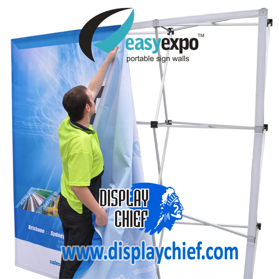 Person quickly putting on the sign onto the Easy Expo Display Chief pop up banner sign wall display system